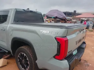 2024 Toyota Tundra Retractable Tonneau Booth Cover