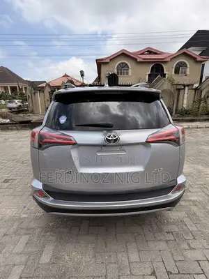 Toyota RAV4 XLE AWD (2.5L 4cyl 6A) 2017 Silver