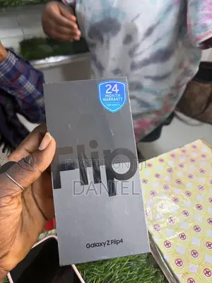 New Samsung Galaxy Z Flip4 128 GB Black