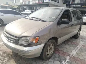 Toyota Sienna 1999 Silver