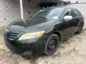 Toyota Camry Base 4dr Sedan (2.5L 4cyl 6M) 2010 Gold