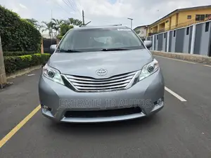 Toyota Sienna SE FWD 8-Passenger 2013 Silver