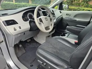 Toyota Sienna SE FWD 8-Passenger 2013 Silver