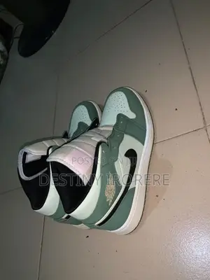 Air Jordan 1 Mid SE 'Dutch Green' - Size 44