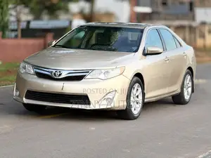 Toyota Camry XLE 4dr Sedan (2.5L 4cyl 6A) 2013 Gold