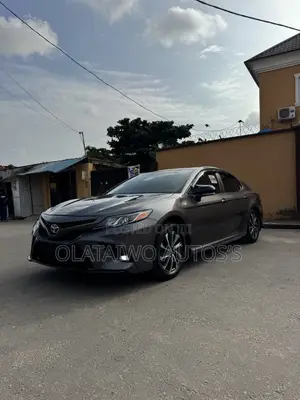 Toyota Camry SE FWD (2.5L 4cyl 8AM) 2018 Gray