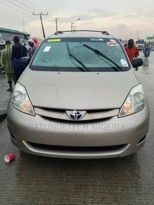 Toyota Sienna 2010 Gold