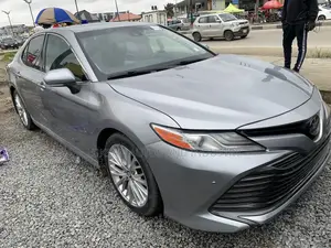 Toyota Camry XLE FWD (2.5L 4cyl 8AM) 2018 Silver
