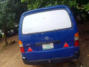 Toyota HiAce 2005 Blue