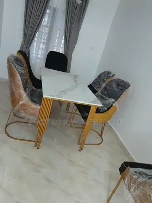 Quality Set of Dinning Table With Good Metal Finishing
