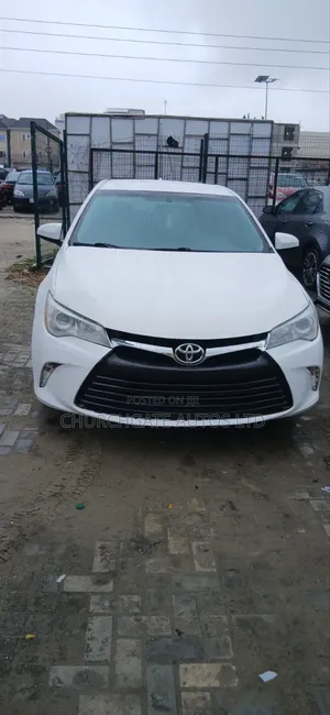 Toyota Camry LE 4dr Sedan (2.5L 4cyl 6A) 2017 White