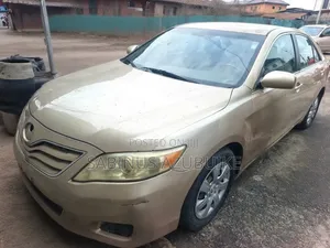 Toyota Camry LE 4dr Sedan (2.5L 4cyl 6AM) 2010 Gold
