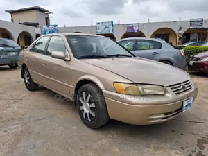 Toyota Camry LE 4dr Sedan (2.2L 4cyl 4A) 2000 Gold