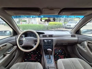 Toyota Camry LE 4dr Sedan (2.2L 4cyl 4A) 2000 Gold