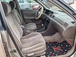 Toyota Camry LE 4dr Sedan (2.2L 4cyl 4A) 2000 Gold