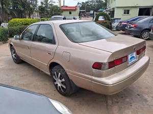 Toyota Camry LE 4dr Sedan (2.2L 4cyl 4A) 2000 Gold