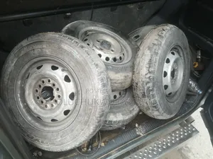 12 Rim Shuttle Bus Wheels. Each!The Tyres Are Damaged and Bad.