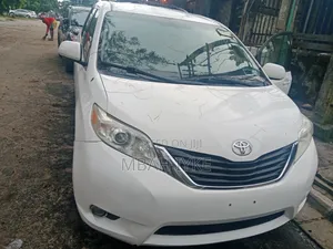 Toyota Sienna 2012 White
