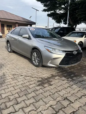 Toyota Camry SE 4dr Sedan (2.5L 4cyl 6A) 2016 Gold