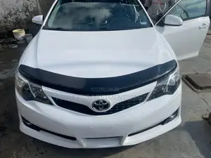Toyota Camry SE Sport 4dr Sedan (2.5L 4cyl 6A) 2014 White