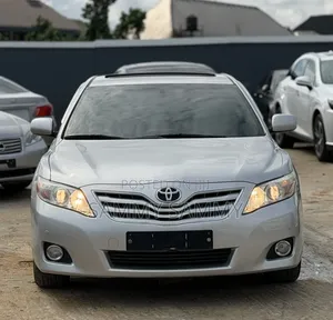 Toyota Camry XLE 4dr Sedan (2.5L 4cyl 6A) 2011 Silver