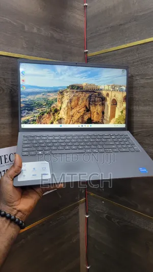 Laptop Dell Inspiron 15 3520 8GB Intel Core i5 SSD 256GB