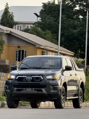 Toyota Hilux 2024 Gray