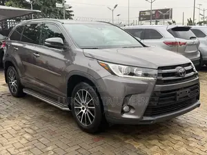 Toyota Highlander SE 4x4 V6 (3.5L 6cyl 8A) 2017 Gray