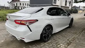 Toyota Camry XSE FWD (2.5L 4cyl 8AM) 2018 White