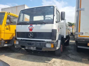 Mercedes-Benz German Truck With [Helper Springs]