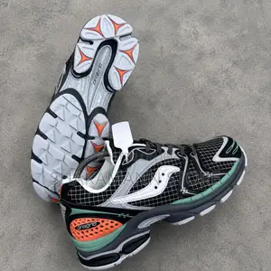 Original Saucony Pro Grid Triumph 4 NOW AVAILABLE IN THREE COLORWAY“