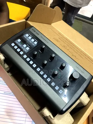 BEHRINGER P16-Hq Powerplay 16 Channels Personal Monitoring Mixer