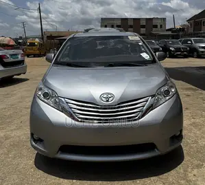 Toyota Sienna XLE 7-Passenger 4dr Minivan AWD (3.5L 6cyl 6A) 2015