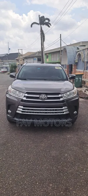 Toyota Highlander XLE 4x4 V6 (3.5L 6cyl 8A) 2017 Gray