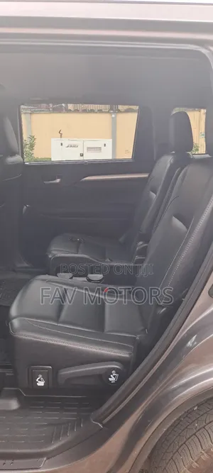 Toyota Highlander XLE 4x4 V6 (3.5L 6cyl 8A) 2017 Gray
