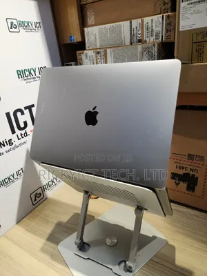 Laptop Apple MacBook Pro 2022 M2 8GB Apple M2 SSD 256GB