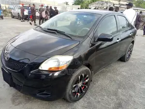 Toyota Yaris Base Hatchback 5dr 2011 Black