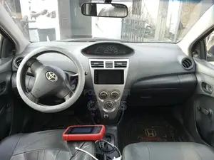 Toyota Yaris Base Hatchback 5dr 2011 Black