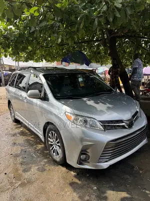 Toyota Sienna XLE FWD 2019 Silver