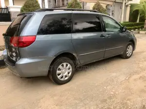 Toyota Sienna CE FWD (3.3L V6 5A) 2004 Blue