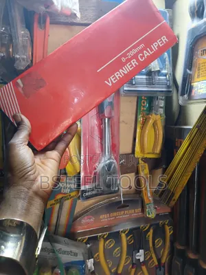 Medium Manual Vernier Caliper (0–200mm) – Precision Measuring Tool