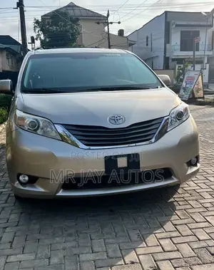Toyota Sienna 2013 Gold