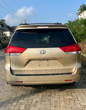 Toyota Sienna 2013 Gold
