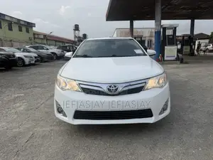 Toyota Camry XLE 4dr Sedan (2.5L 4cyl 6A) 2014 White
