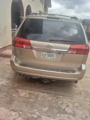 Toyota Quantum 2004 Beige