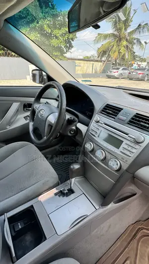 Toyota Camry LE 4dr Sedan (2.5L 4cyl 6A) 2011 Gray