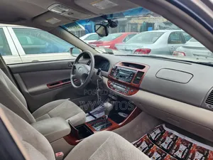 Toyota Camry XLE 4dr Sedan (2.4L 4cyl 4A) 2004 Gold