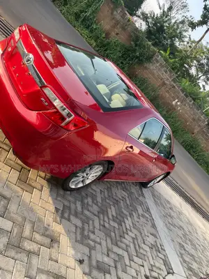 Toyota Camry XLE 4dr Sedan (2.5L 4cyl 6A) 2012