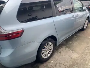 Toyota Sienna SE 8 Passenger (3.5L 6cyl 8A) 2017 Blue