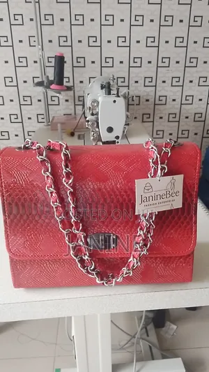 Elegant Women's Leather Handbag – Available in Different Colors